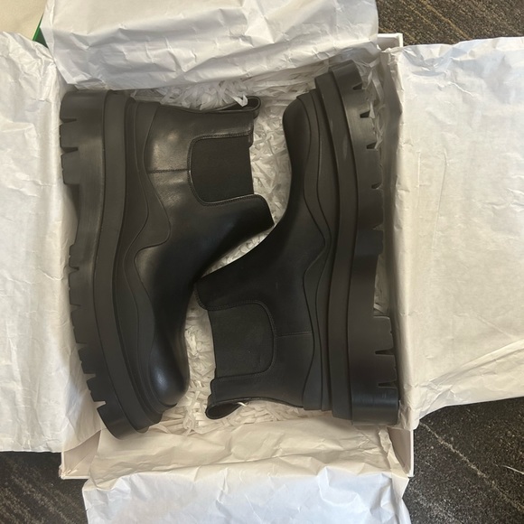 Bottega Veneta Tire Ankle Chelsea boot - Picture 6 of 7